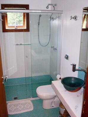 Triple Room | Bathroom | Hair dryer, towels, soap, shampoo - Pousada Asa do Vento (São Luiz do Paraitinga)