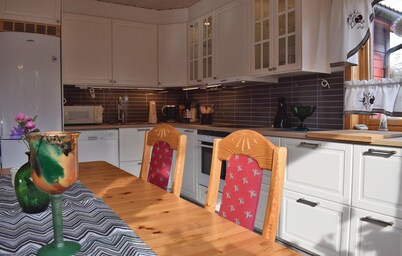 Nice home in Hol I Tjeldsund