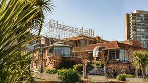 A building with a sign reading "Chirardell" and a restaurant named "mirada de elli" below it.