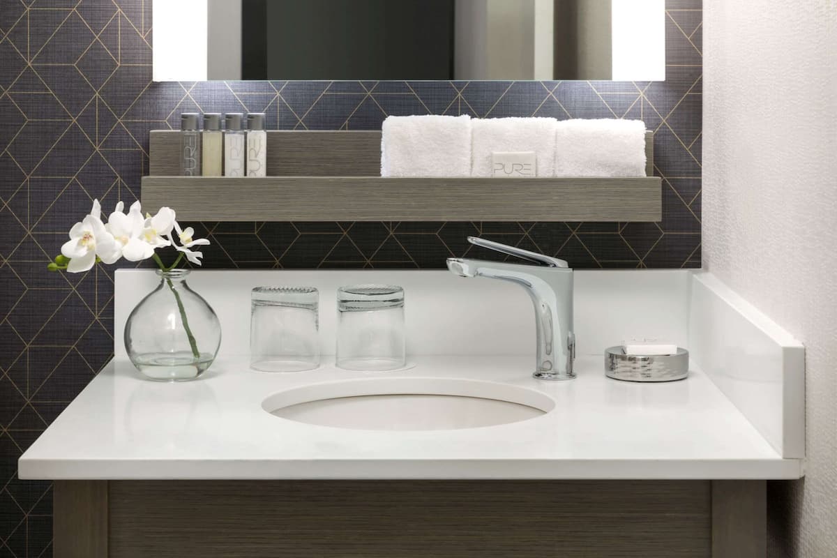 combined shower/bathtub, rainfall showerhead, free toiletries