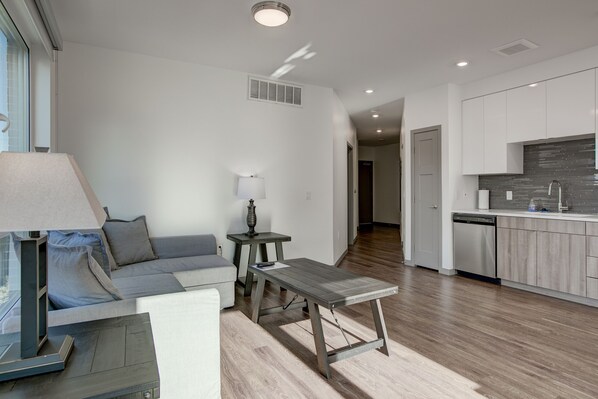 Télévision à écran plat de 32 pouces avec chaînes par câble, télévision