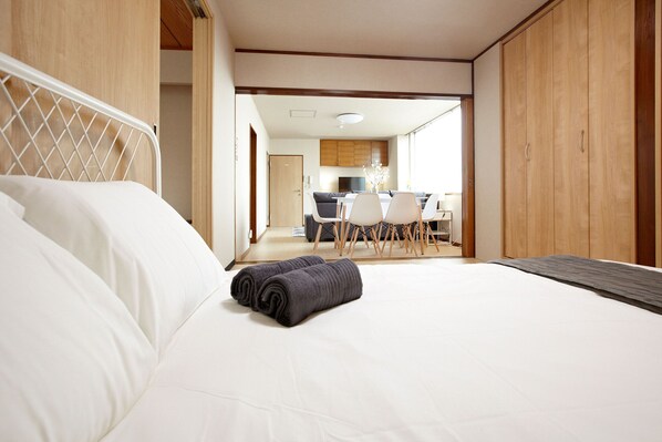2 bedrooms, iron/ironing board, WiFi, bed sheets