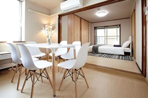 2 bedrooms, iron/ironing board, WiFi, bed sheets - Super Comfy, Spacious Apartment, Sleeps 10, Shinagawa, 5 Minutes To Omori (Otaku, Omorikita)