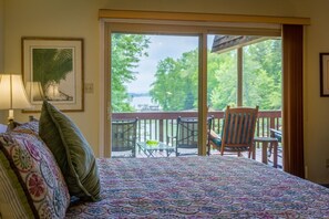 3 soverom, skrivebord, strykejern/-brett og reiseseng for barn