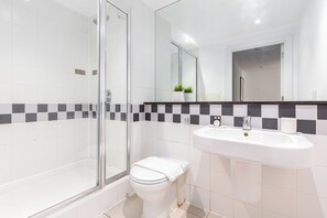 Gratis toiletartikelen, een haardroger, handdoeken, zeep
