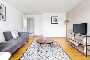 37-inch TV with cable channels, Netflix, streaming services - 2 Bed Flat off Brick Lane (London)