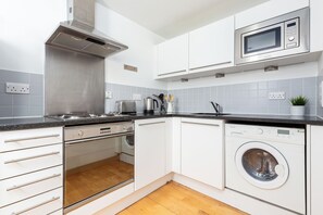 Fridge, microwave, oven, stovetop - 2 Bed Flat off Brick Lane (London)