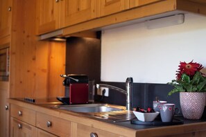 Refrigerador, microondas, horno y cafetera y tetera 