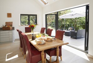 Dining - Set in the tranquil Teign Valley, Teign Vale makes the most of its position (Drewsteitgnton)