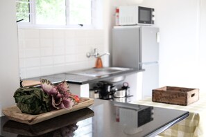 Jääkaappi, mikroaaltouuni, uuni, liesi