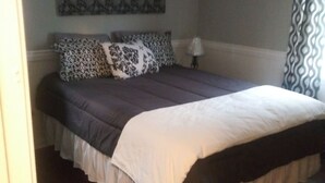 Blackout drapes, soundproofing, cribs (surcharge) - Beautiful 4 Bedroom Home (Riverdale)