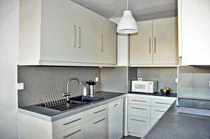 Fridge, microwave, oven, stovetop - In Paris, for 1 month or more! (Paris)