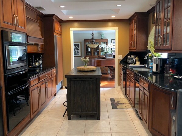 Refrigerador, microondas, horno, placa de cocina