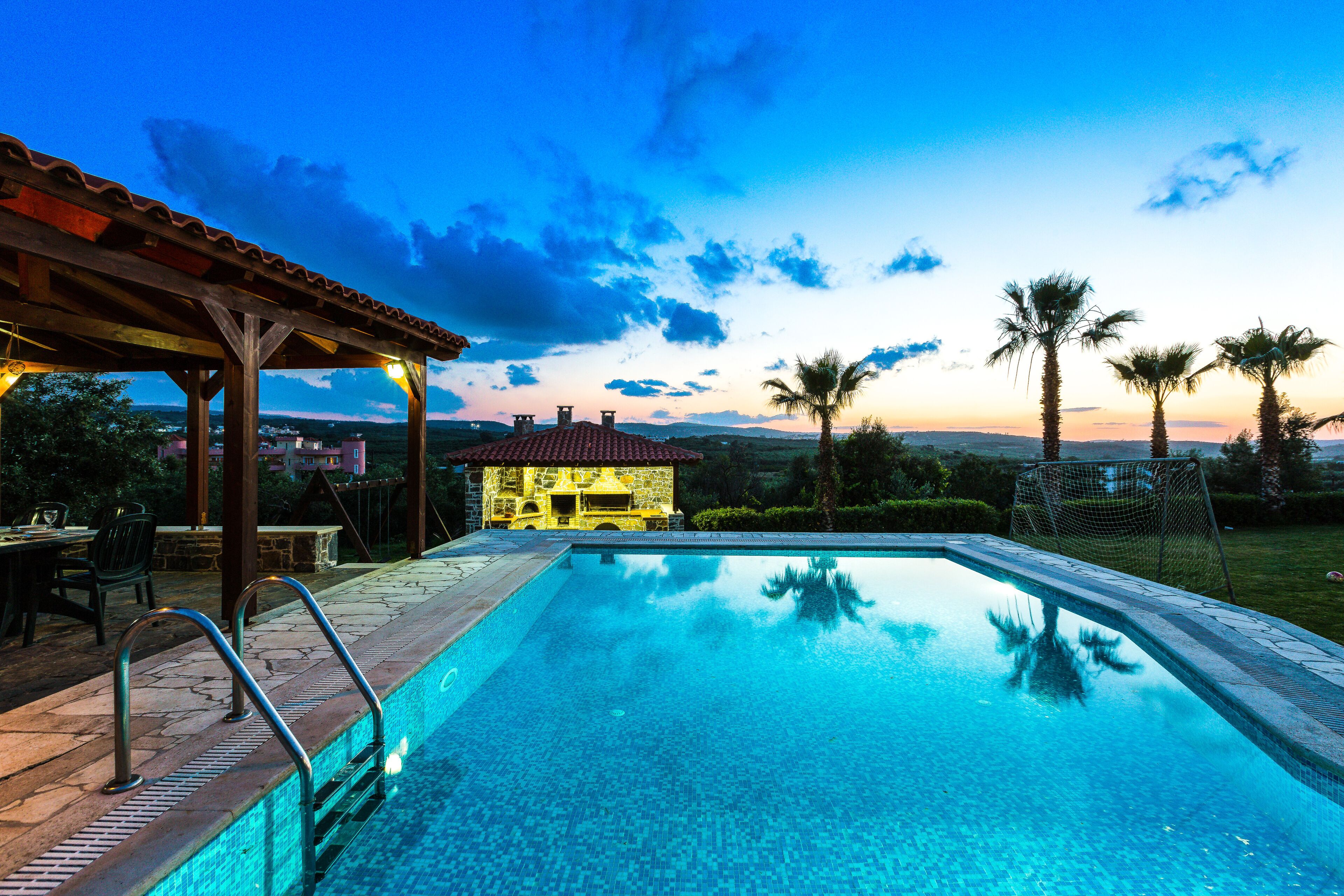 Utendørsbasseng og solsenger