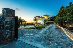 Exterior - Villa Sevdas in endless horizon! (Πέραμα)