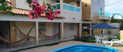 Vista frontal de la propiedad