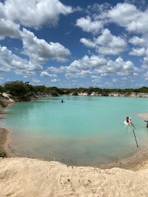 In Strandnähe, weißer Sandstrand, Shuttle zum Strand