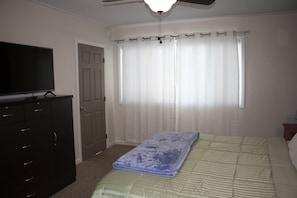 1 habitación, escritorio, tabla de planchar con plancha y wifi 