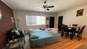 Un dormitorio con cama, escritorio y silla.