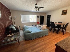 1 makuuhuone, työpöytä, silitysrauta/-lauta, Wi-Fi