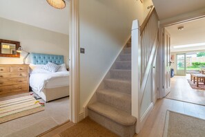 4 bedrooms, iron/ironing board, internet, bed sheets