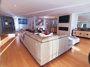 Netflix - Luxury Beachfront Estate & Private Beach. (La Jolla)