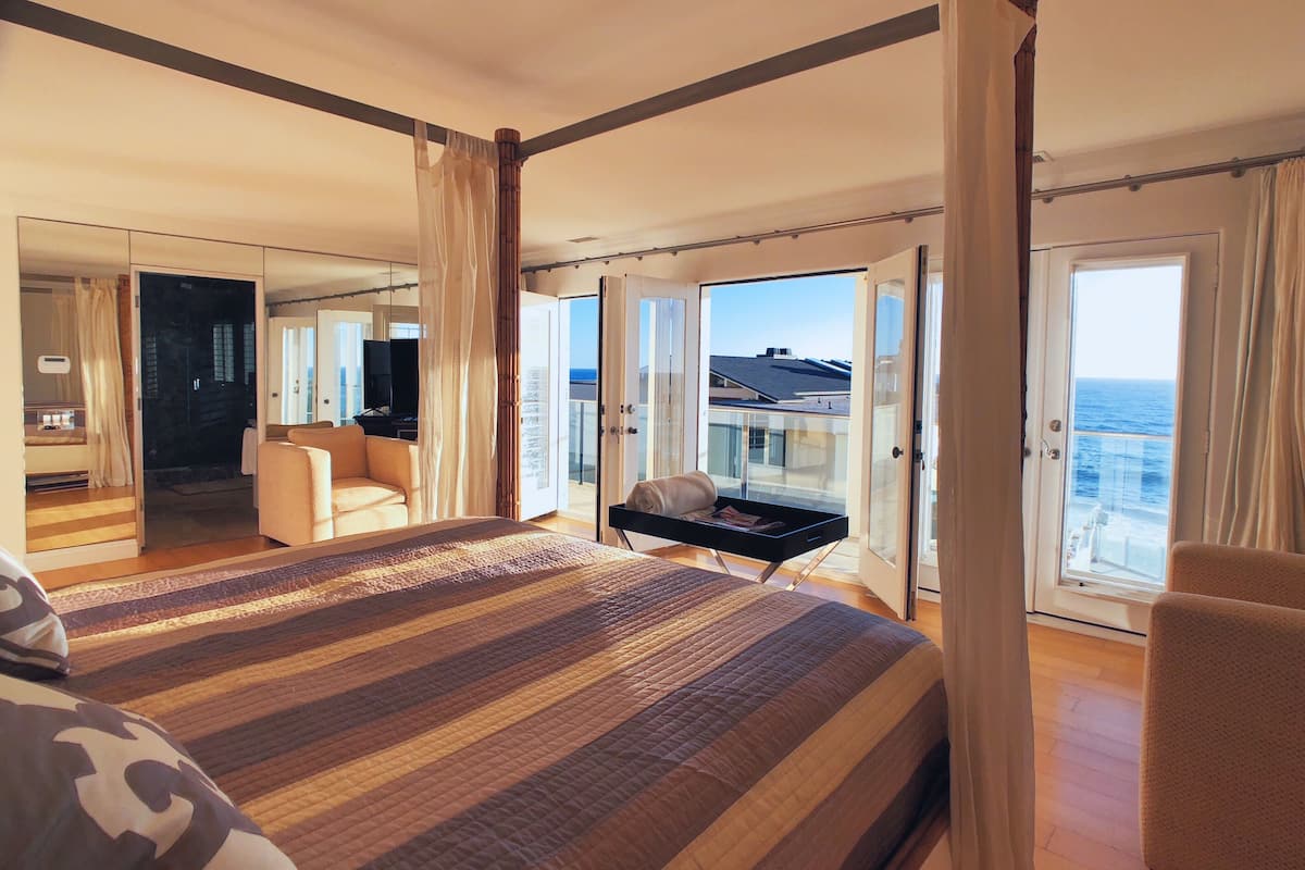 Luxe beddengoed, pillowtop-bedden, een strijkplank/strijkijzer