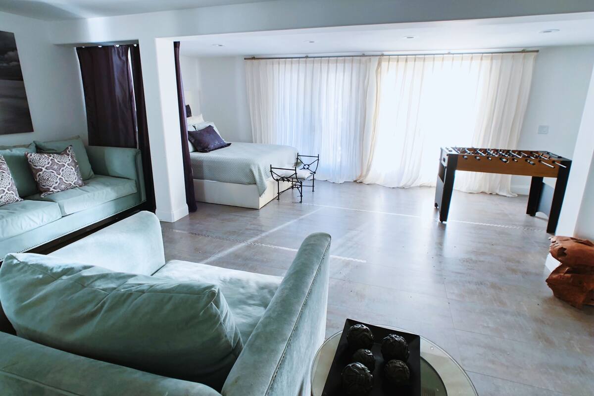 Luxe kamer | Luxe beddengoed, pillowtop-bedden, een strijkplank/strijkijzer