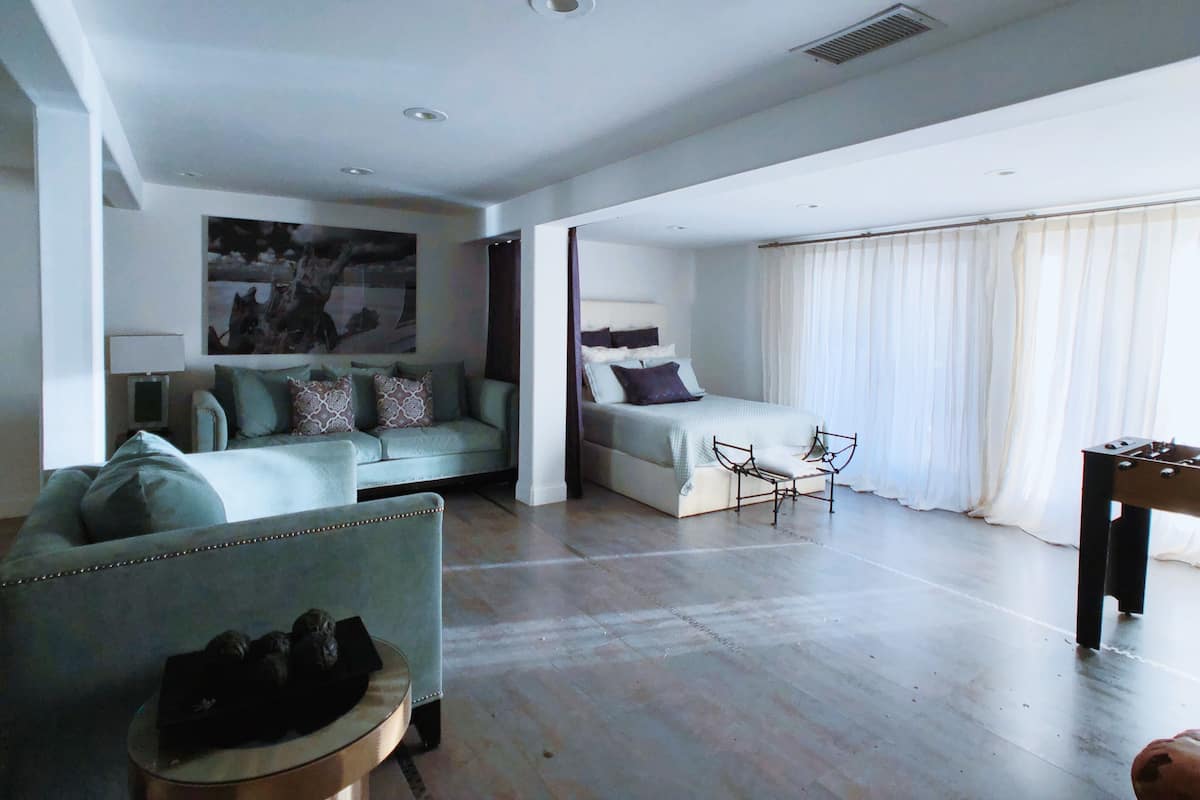 Luxe villa | Luxe beddengoed, pillowtop-bedden, een strijkplank/strijkijzer