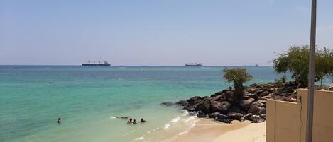 Chaises longues, serviettes de plage