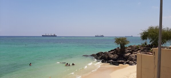 Chaises longues, serviettes de plage