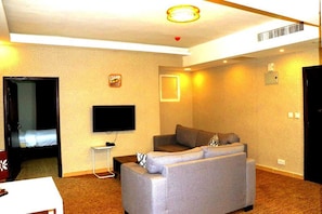 Apartemen, 1 kamar tidur | Area keluarga | Televisi LED 43-inci dengan saluran TV satelit dan TV