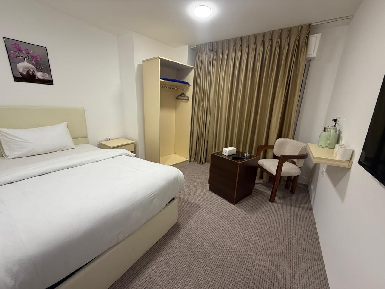 Deluxe Studio | In-room safe, blackout curtains, soundproofing, iron/ironing board