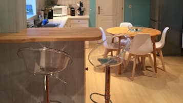 Een magnetron, een oven, een koffiezetapparaat/waterkoker