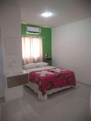 Quarto casal básico | Frigobar, cortinas blackout, Wi-Fi de cortesia, roupa de cama