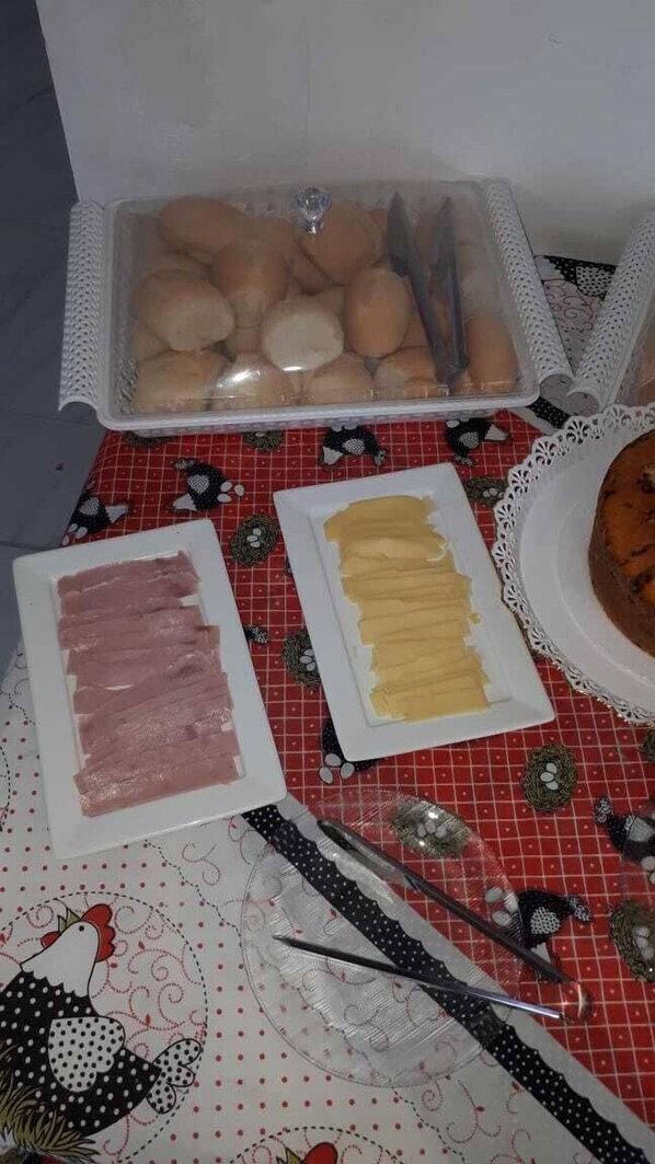 Café da manhã com buffet grátis todos os dias