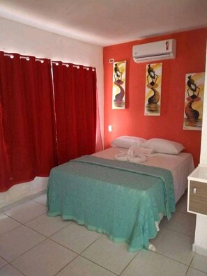 Quarto casal básico | Frigobar, cortinas blackout, Wi-Fi de cortesia, roupa de cama