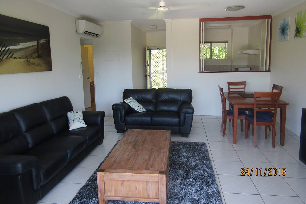Apartamento familiar (339) | Zona de estar | Televisión LCD de 75 pulgadas con canales por satélite, una televisión