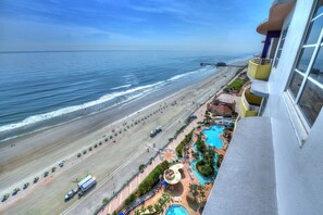 Una piscina techada, una piscina al aire libre