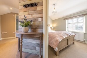 2 bedrooms, iron/ironing board, internet, bed sheets