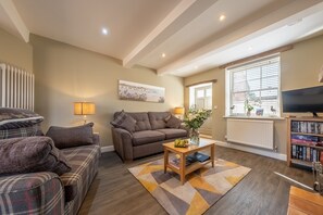 TV, fireplace - Sandpiper's Cottage, South Creake, Norfolk (South Creake)