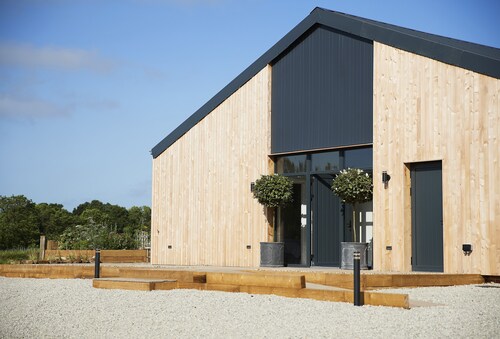 Nykyaikainen navetan muuntaminen poikkeuksellisen luonnonkauneuden alueella.