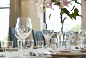 Dining - A contemporary barn conversion in an Area of Outstanding Natural Beauty. (Hawkhurst, Cranbrook)