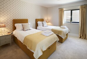 6 bedrooms, iron/ironing board, WiFi, bed sheets - A contemporary barn conversion in an Area of Outstanding Natural Beauty. (Hawkhurst, Cranbrook)