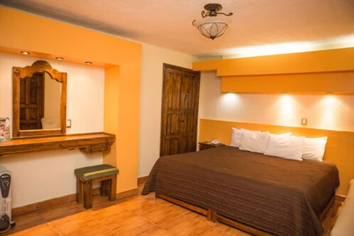 Habitación individual básica | Wifi gratis, decoración personalizada y muebles diferentes 