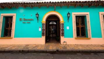 Vista frontal de la propiedad