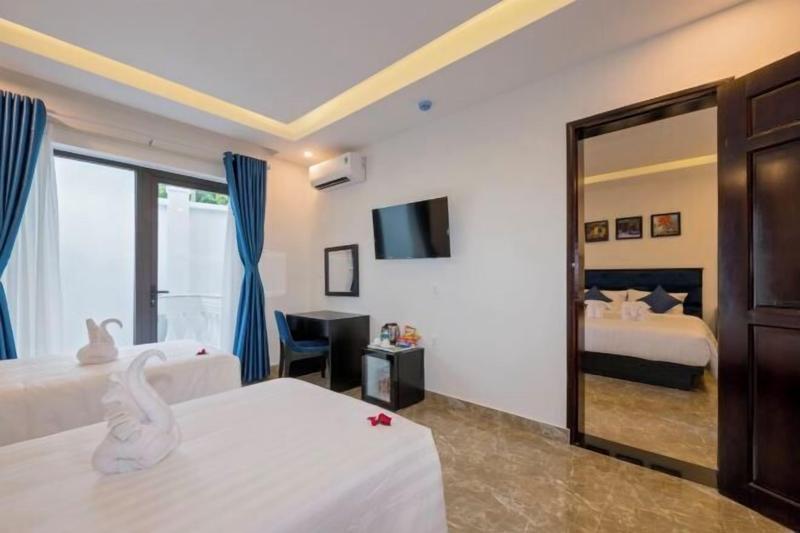 Minibar, desk, laptop workspace, blackout drapes