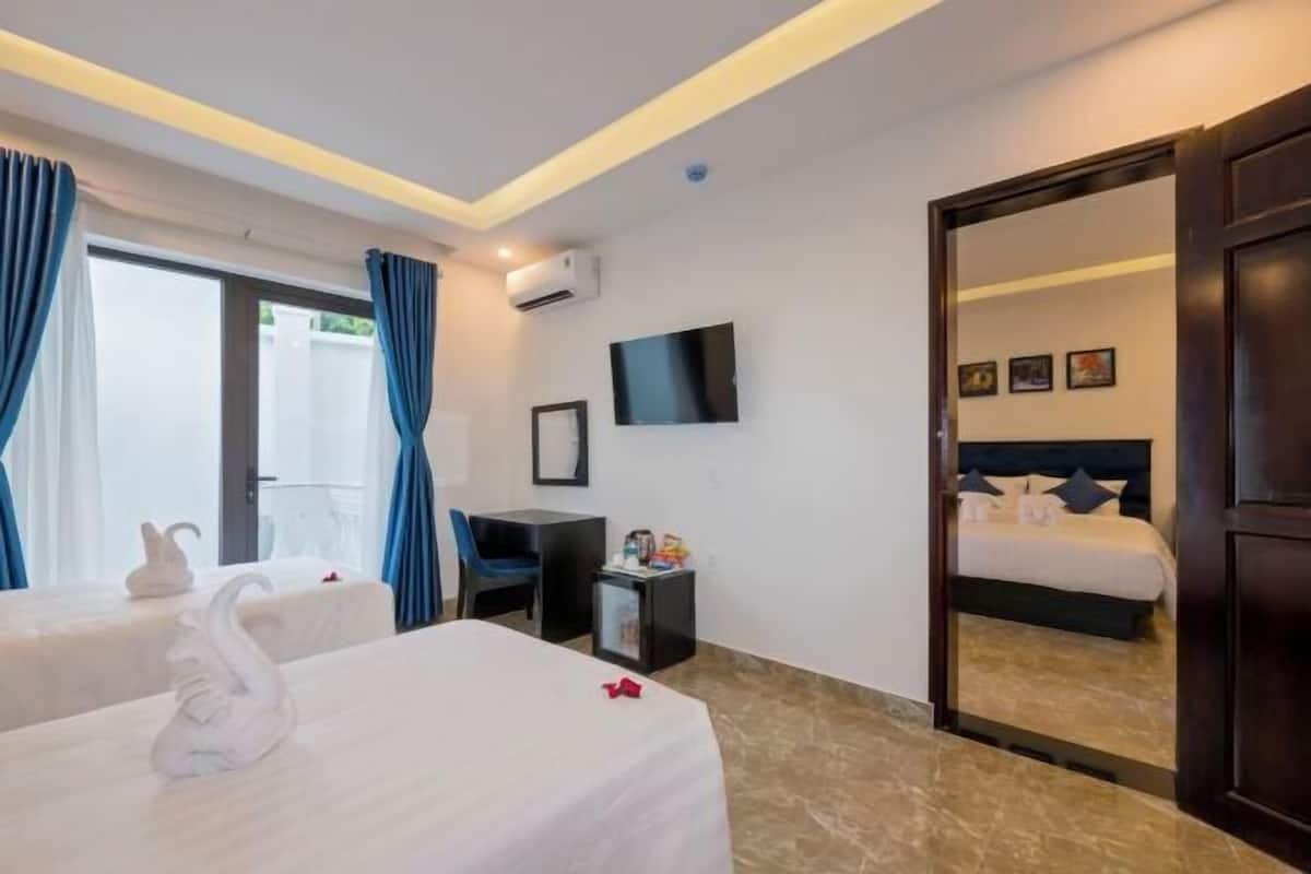 Minibar, desk, laptop workspace, blackout drapes