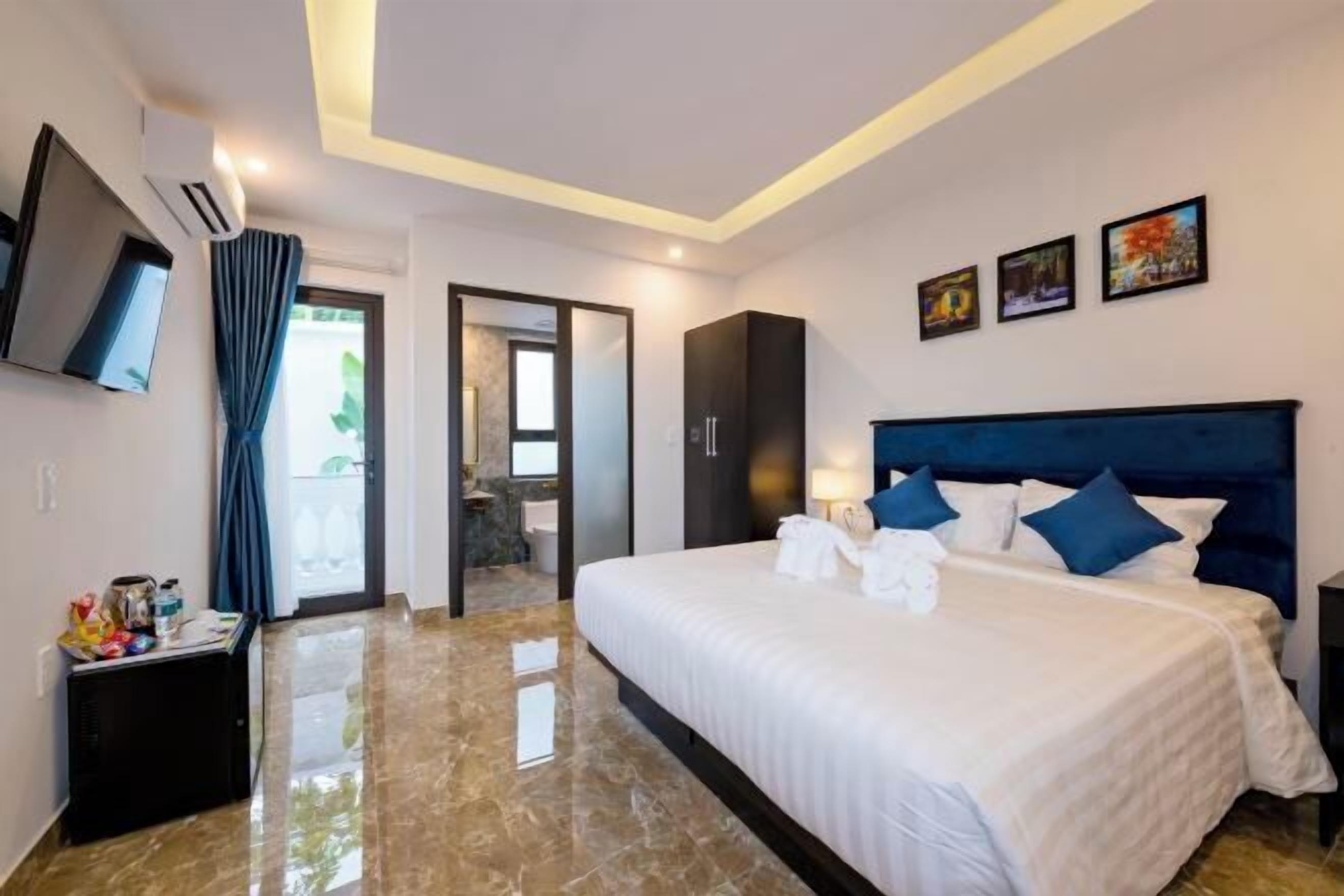 Minibar, desk, laptop workspace, blackout curtains