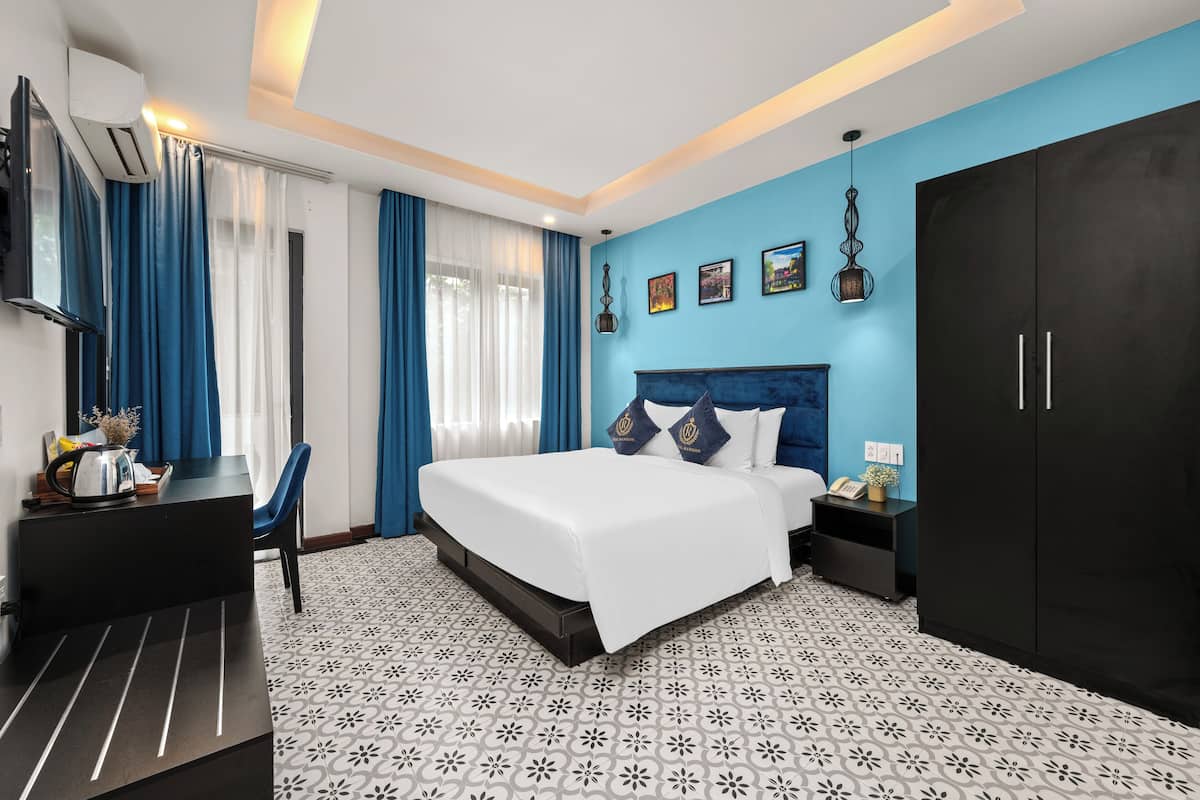 Deluxe tweepersoonskamer, 1 kingsize bed, uitzicht op tuin | 1 slaapkamer, een minibar, een bureau, een laptopwerkplek